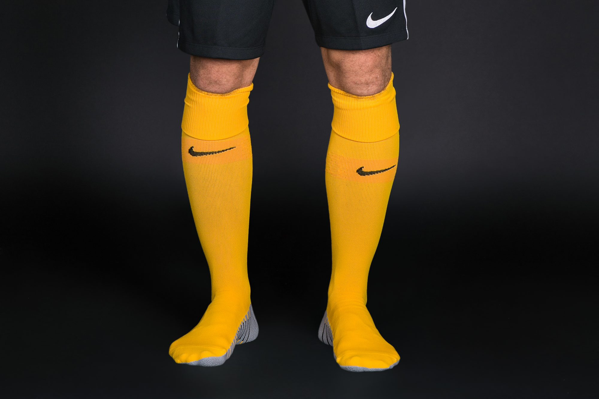 getry_nike_team_matchfit_over_the_calf_football_socks_university_gold_sundial_black_1.jpg